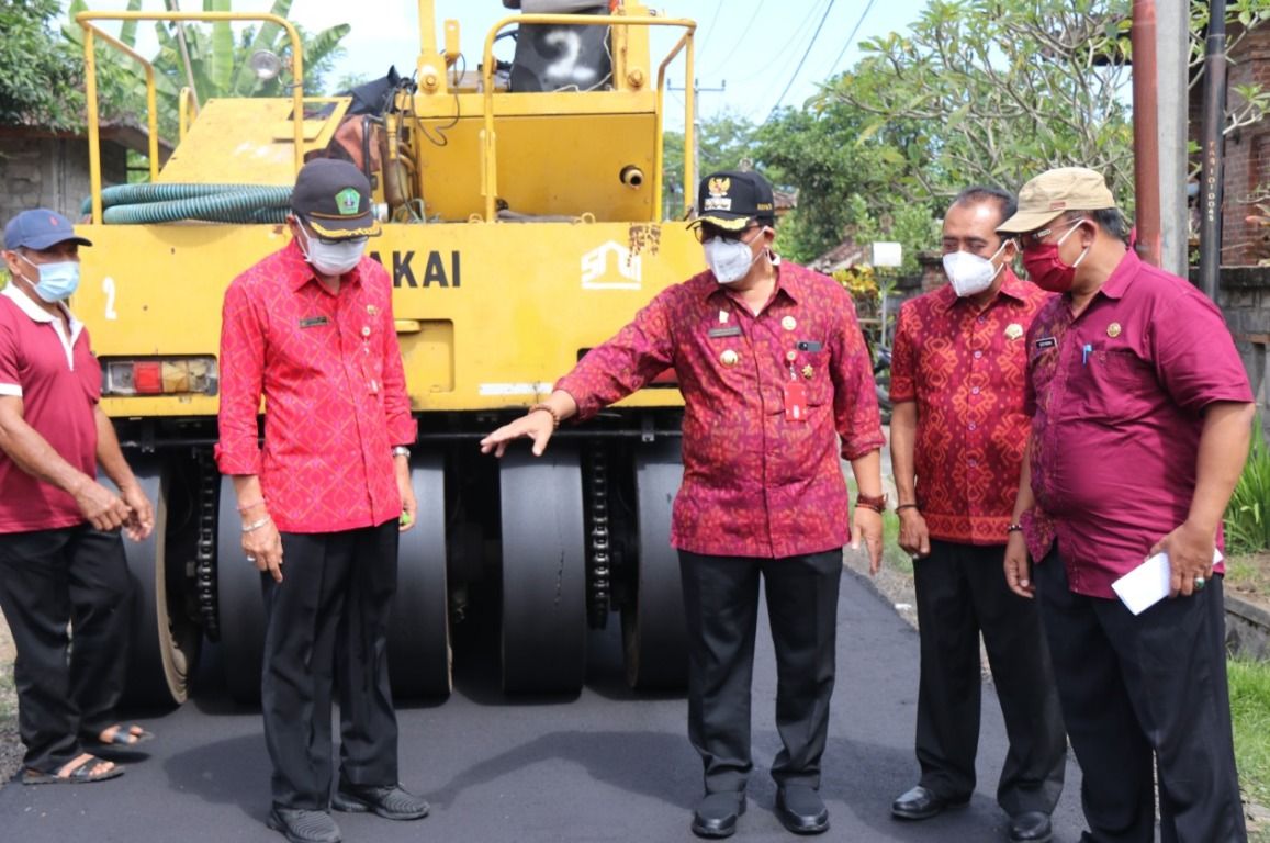 podiumnews.com-Bupati Sanjaya Janji Perbaiki Semua Jalan Rusak di Tabanan 